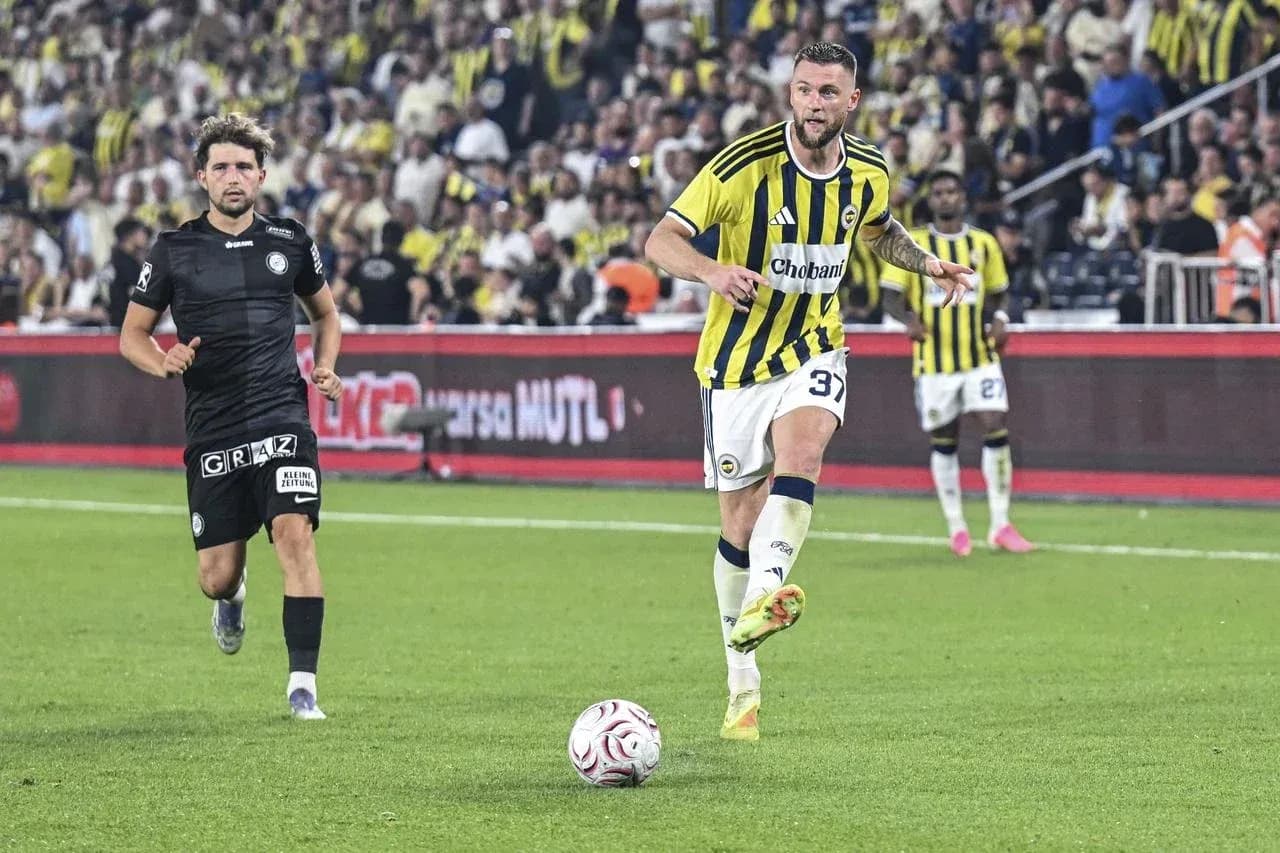 Jugadores de Fenerbahçe y Sturm Graz en acción