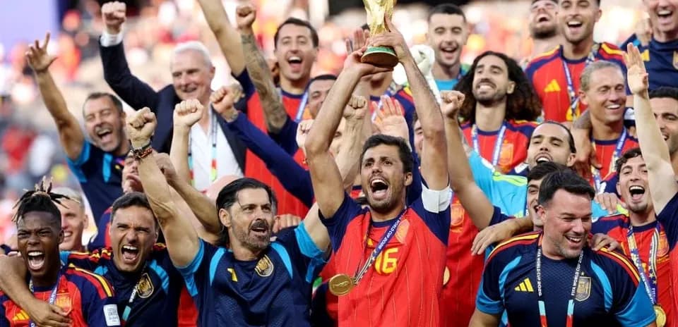 Equipo de España celebrando con el trofeo de la Copa