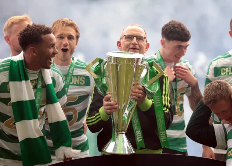 Jugadores de Celtic celebrando con el trofeo