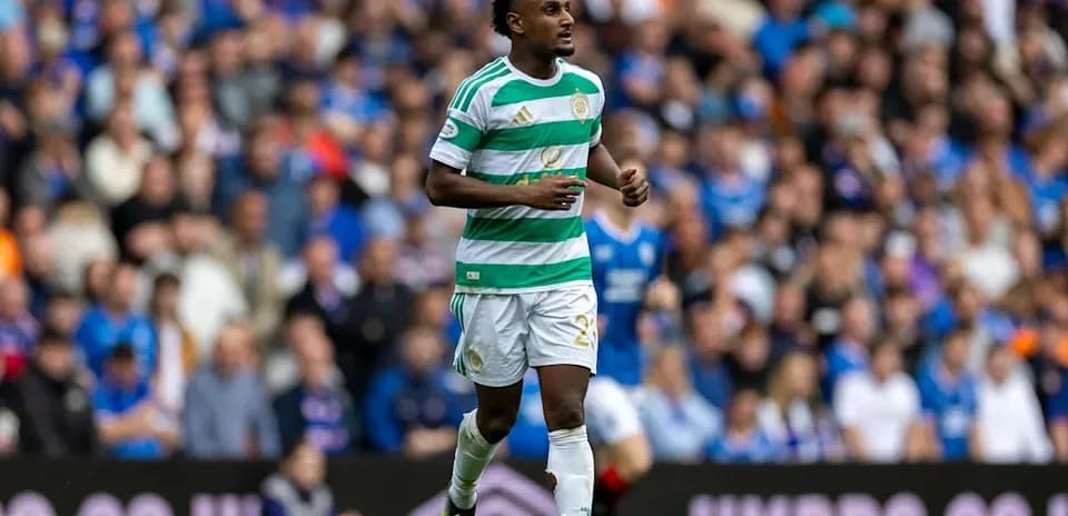 Jugador de Celtic corriendo en el partido