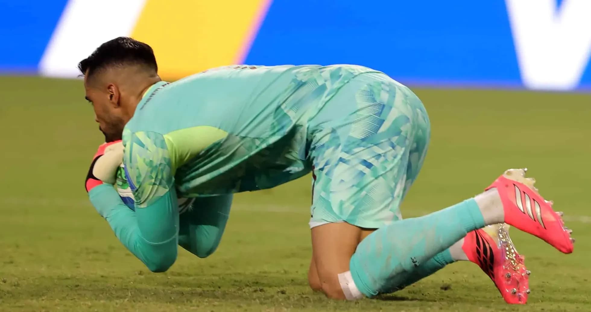 Portero atrapando el balón durante un partido