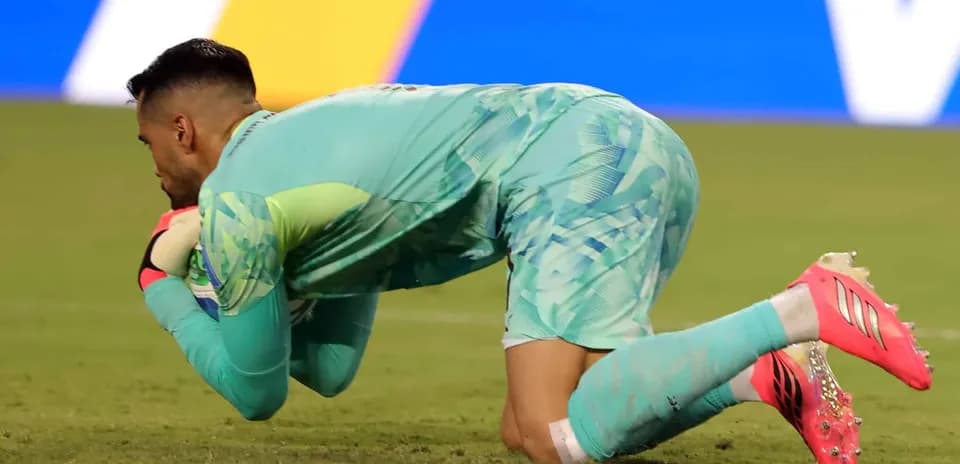 Portero atrapando el balón durante un partido