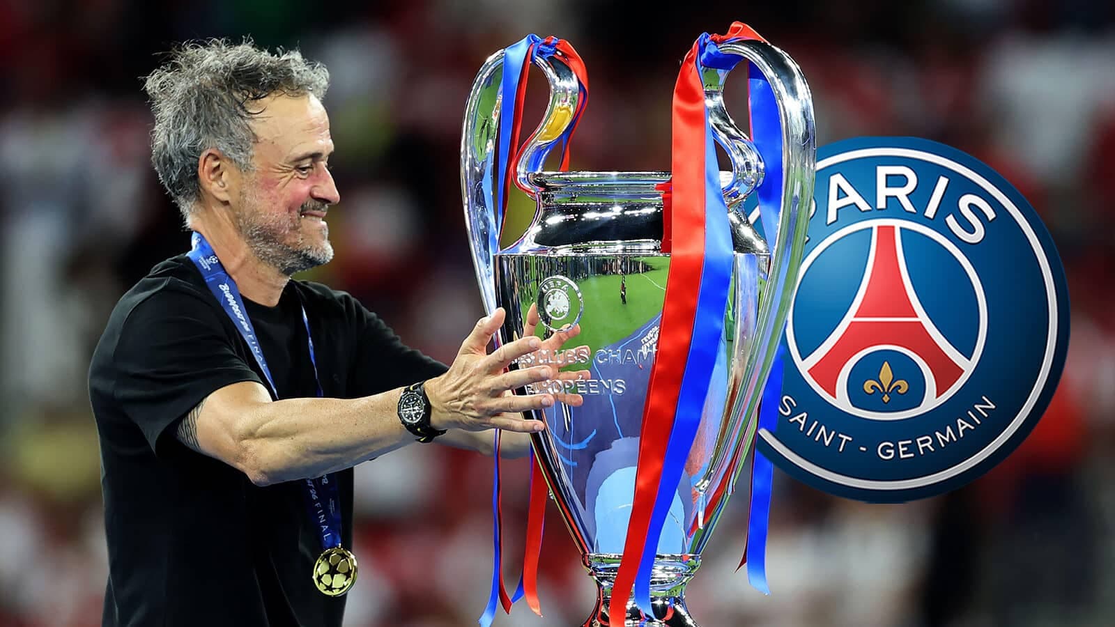 Entrenador sosteniendo trofeo de la Champions League