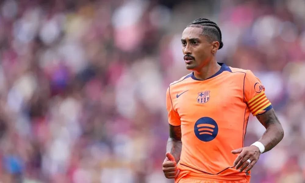 Jugador del FC Barcelona en uniforme naranja durante el partido