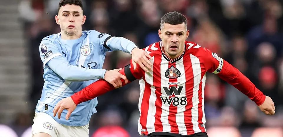 Phil Foden persigue a un jugador del Sunderland