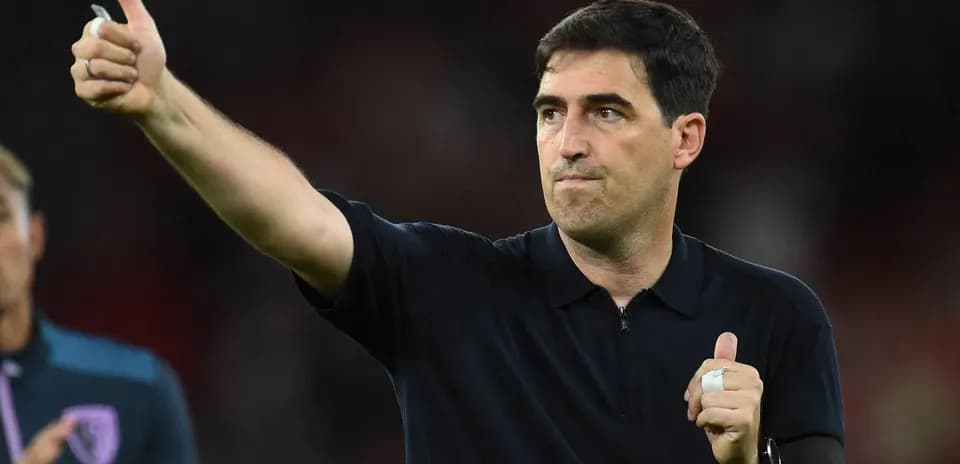 Entrenador dando pulgar arriba tras el partido