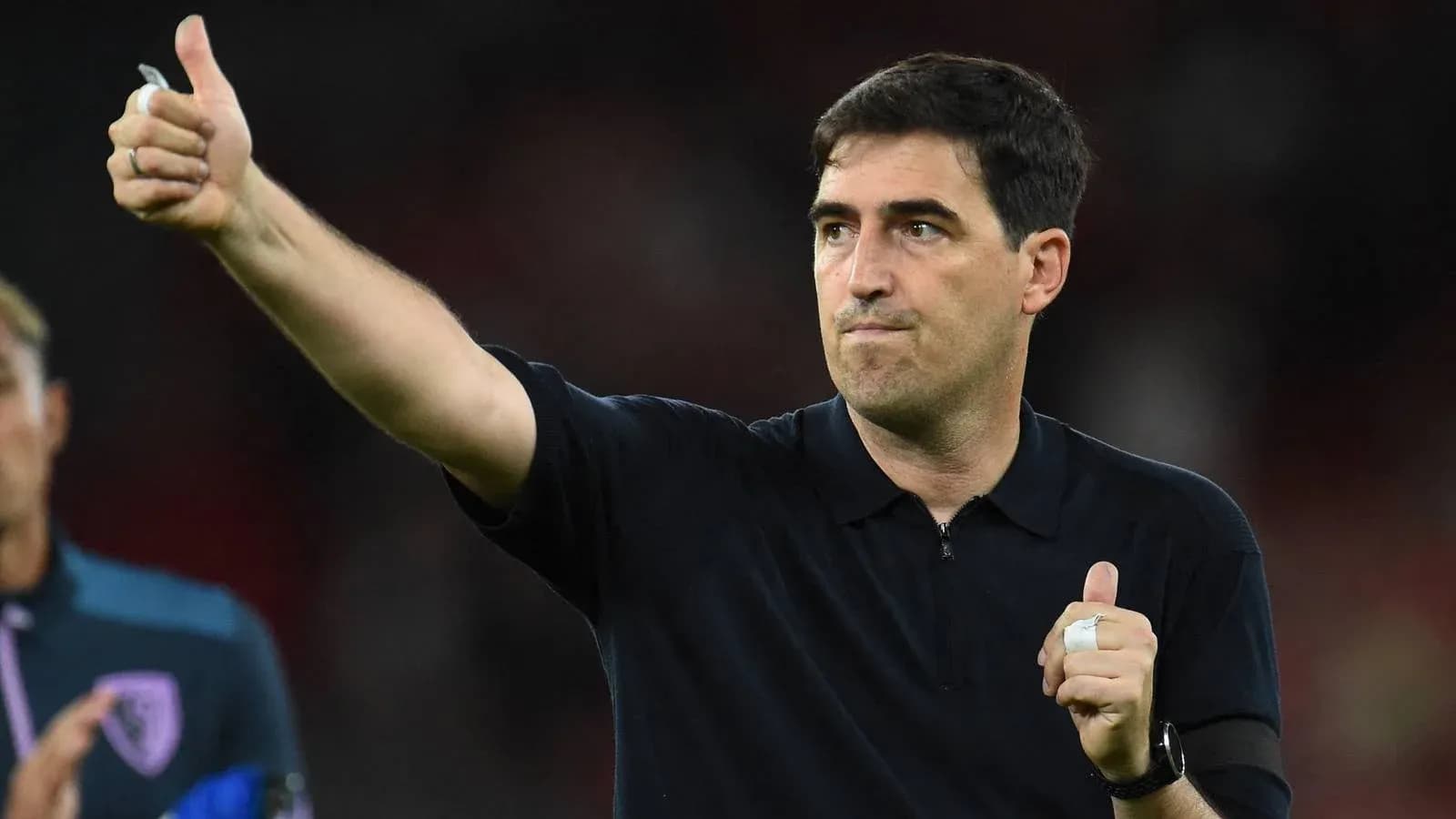Entrenador dando pulgar arriba tras el partido