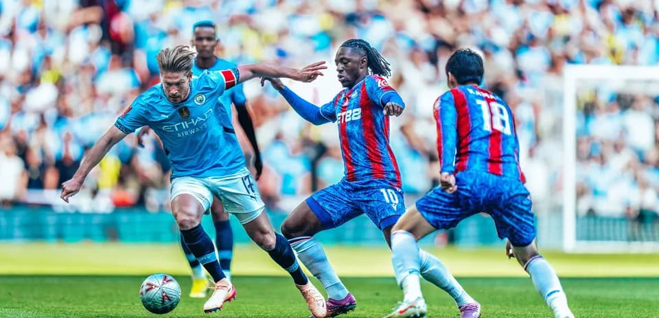 Jugadores de Manchester City y Crystal Palace compiten