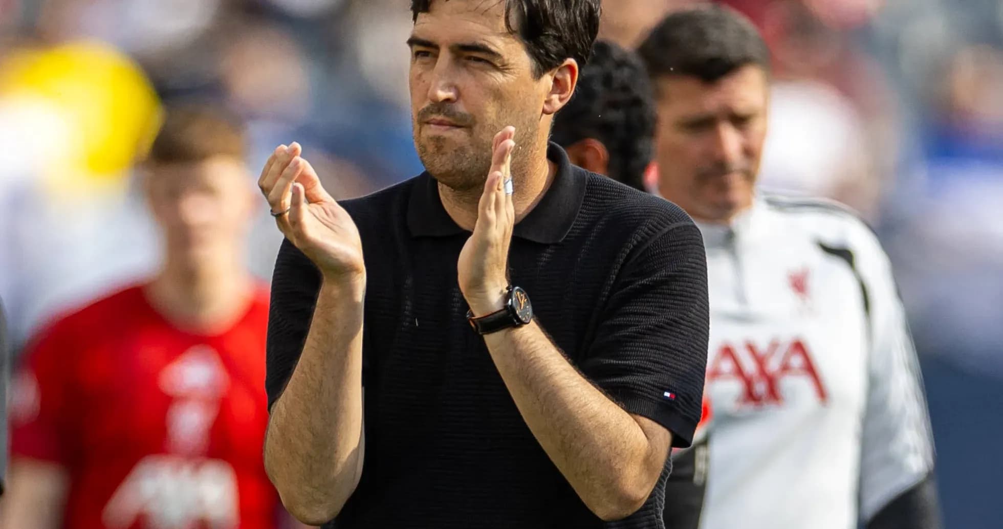 Entrenador aplaudiendo durante un partido