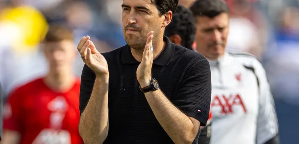 Entrenador aplaudiendo durante un partido