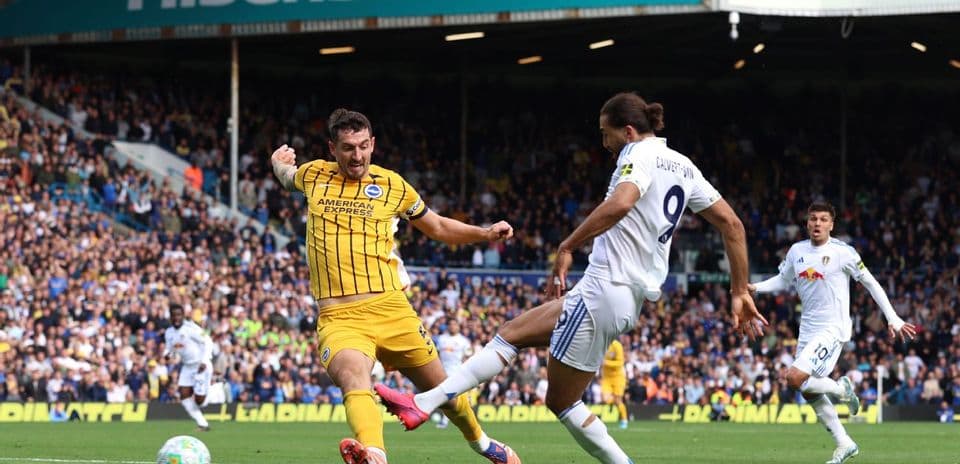 Jugador de Brighton intenta despejar el balón