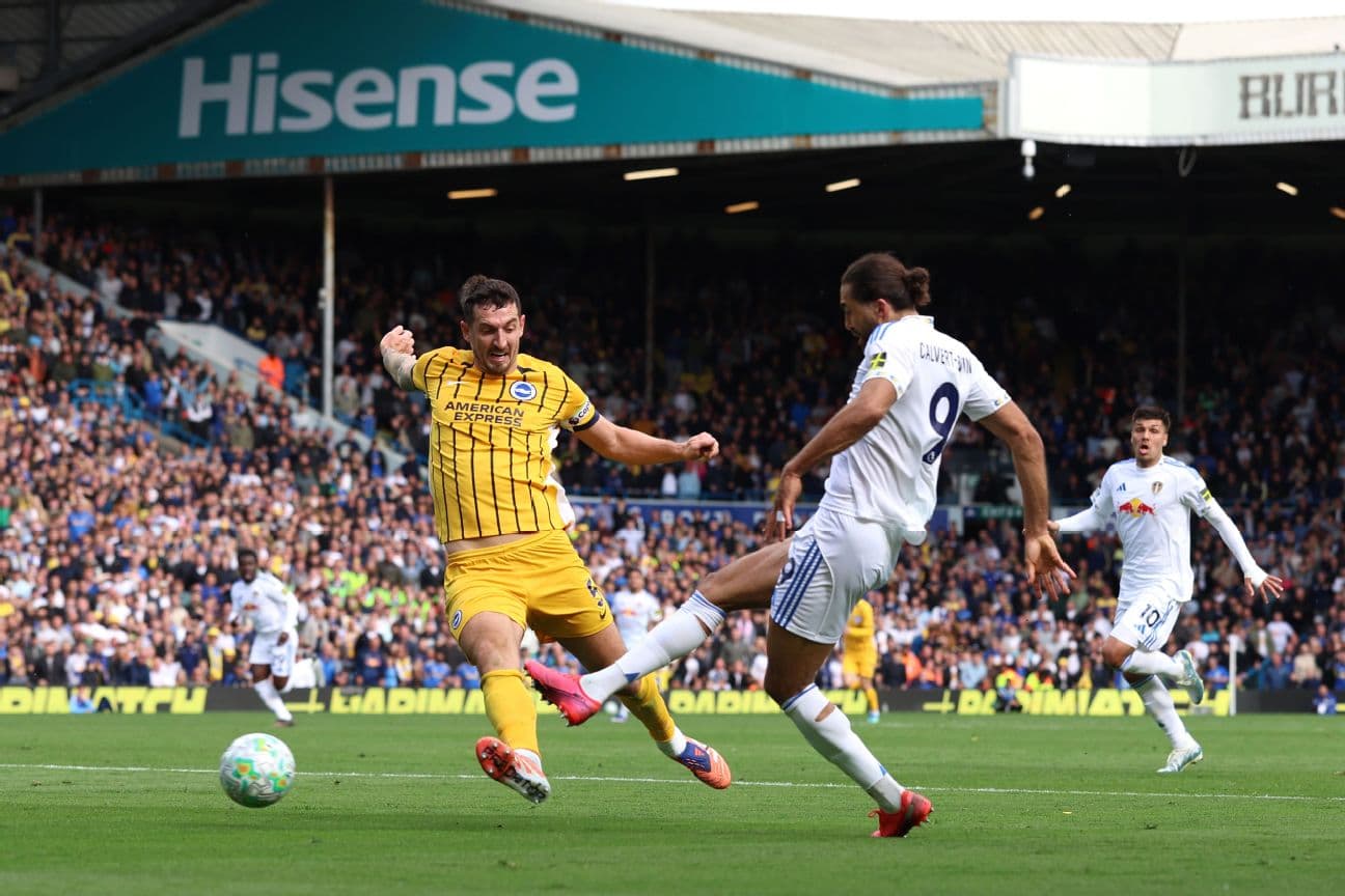 Jugador de Brighton intenta despejar el balón