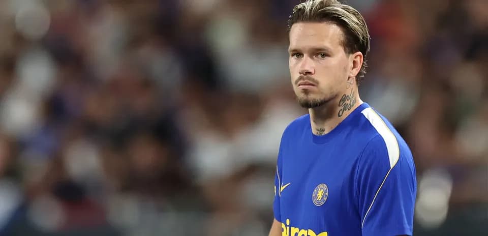 Jugador de fútbol en uniforme azul en el campo
