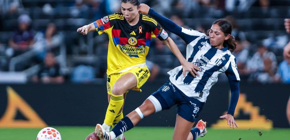 Jugadora de América W driblando a Monterrey W