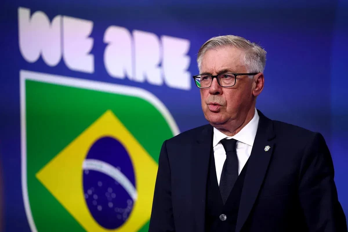 Entrenador hablando en conferencia de prensa de Brasil