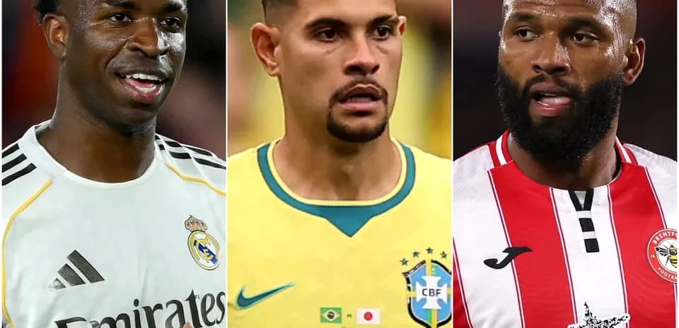 Tres jugadores de fútbol posando en diferentes camisetas