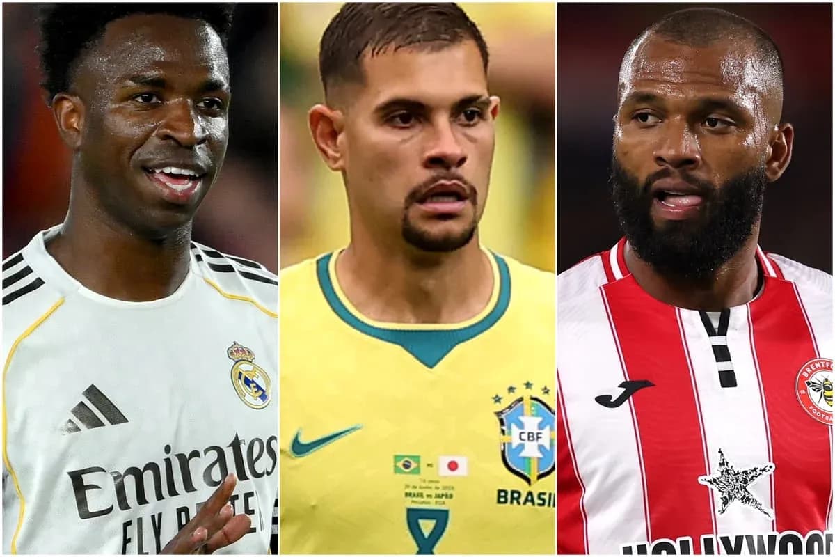 Tres jugadores de fútbol posando en diferentes camisetas