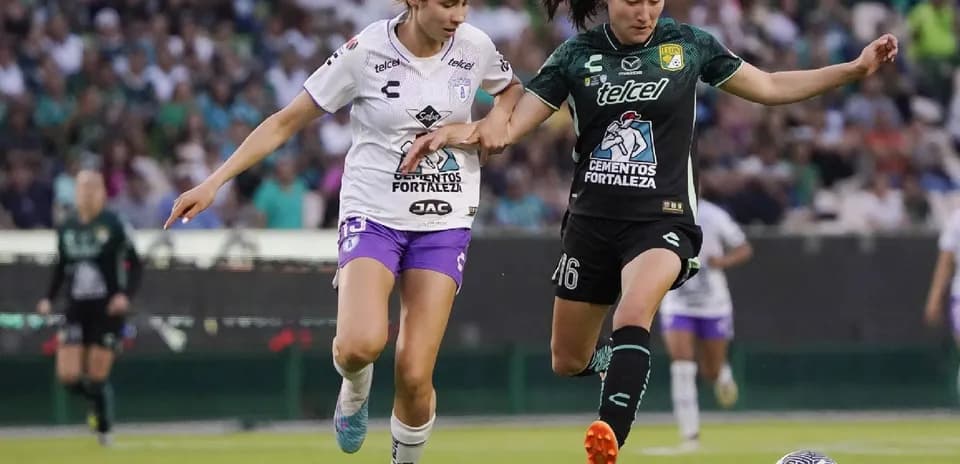 Jugadoras de Pachuca y León compitiendo por el balón