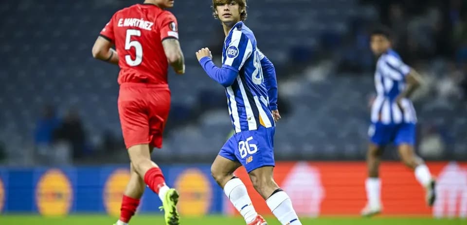Jugador de Porto corriendo en el partido contra Sevilla