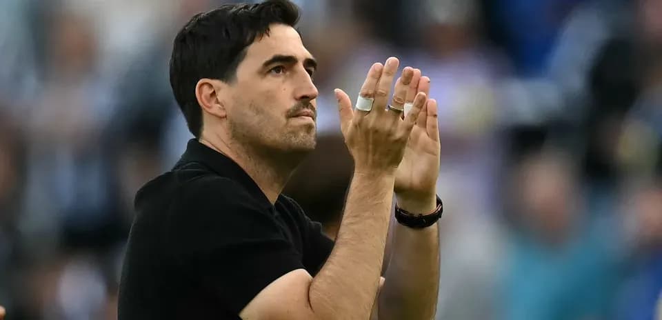 Entrenador aplaudiendo durante el partido
