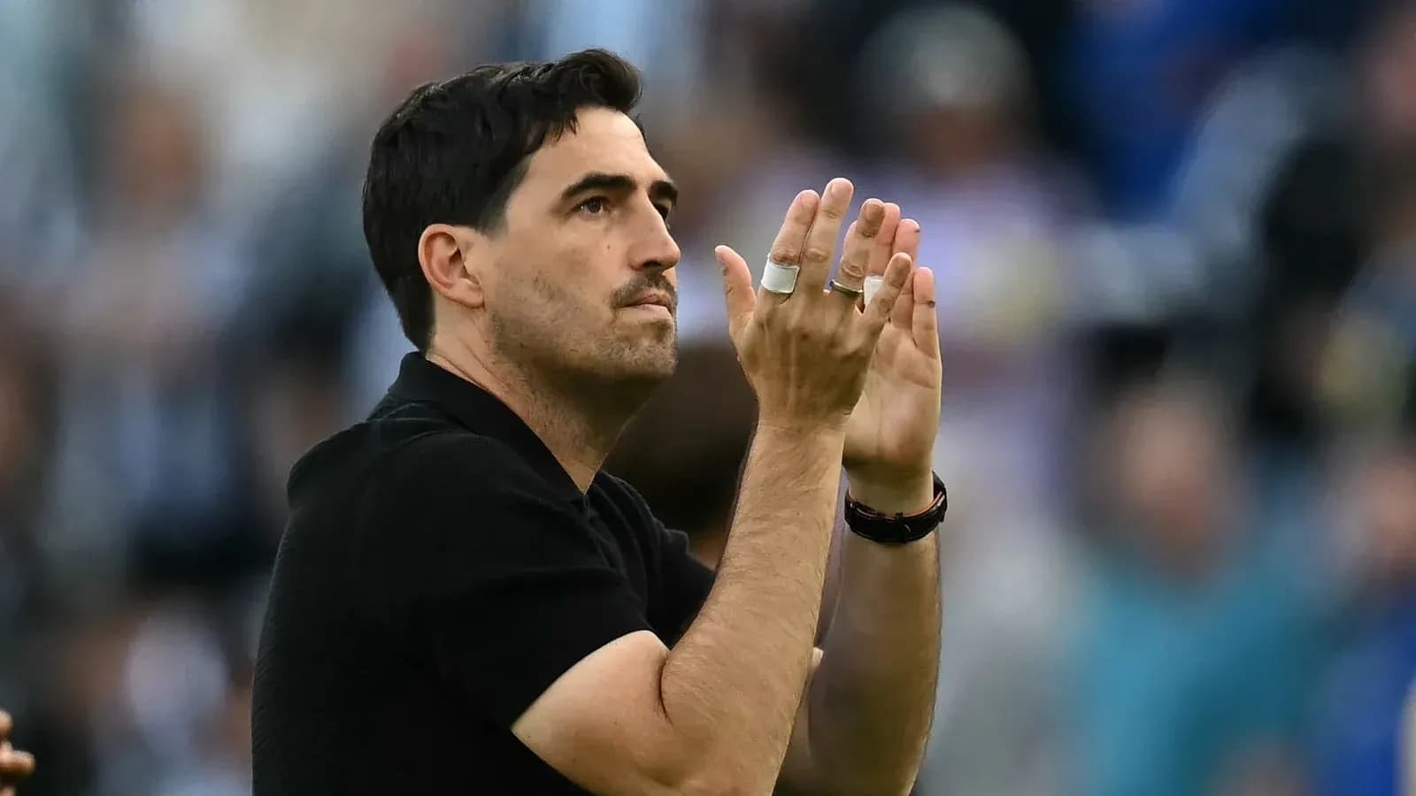 Entrenador aplaudiendo durante el partido