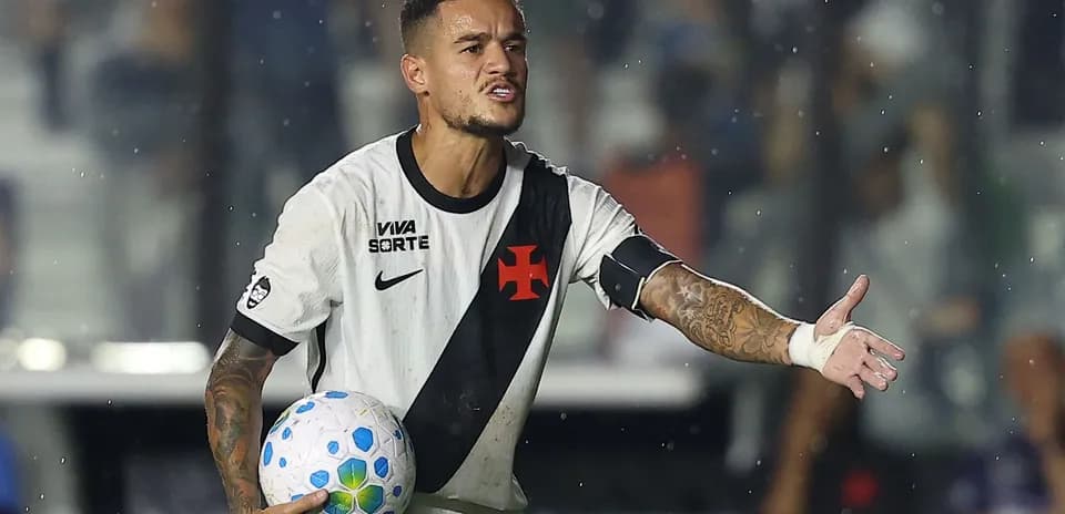 Jugador de fútbol sosteniendo el balón durante el partido