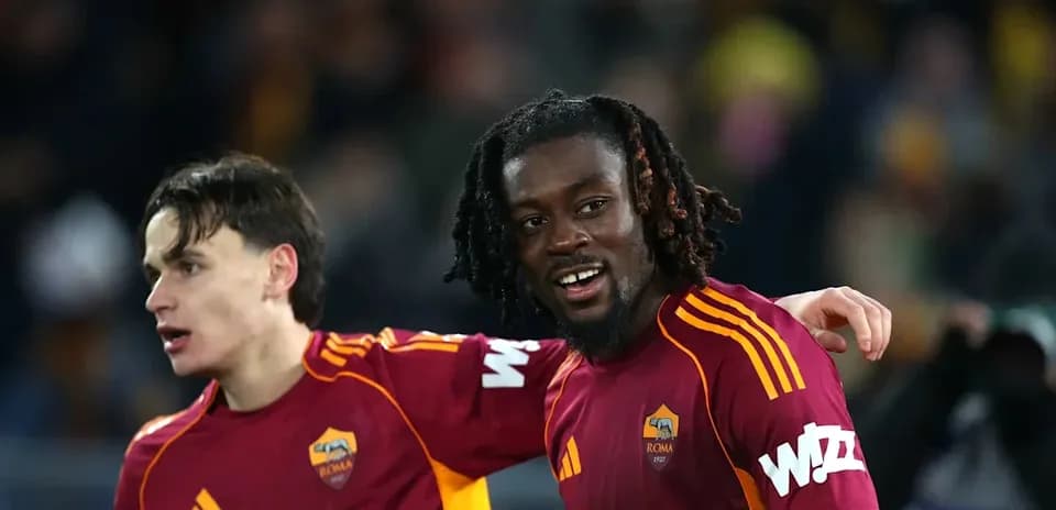 Jugadores de la Roma posando en el campo