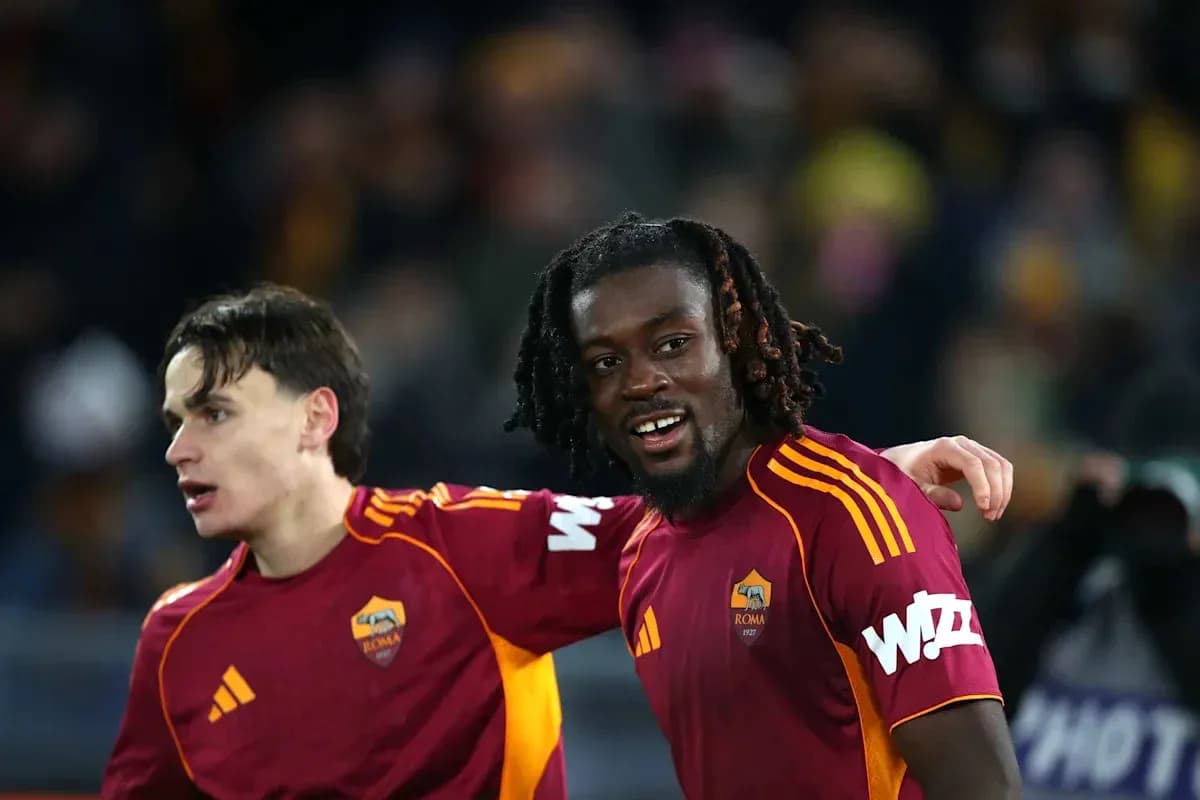 Jugadores de la Roma posando en el campo