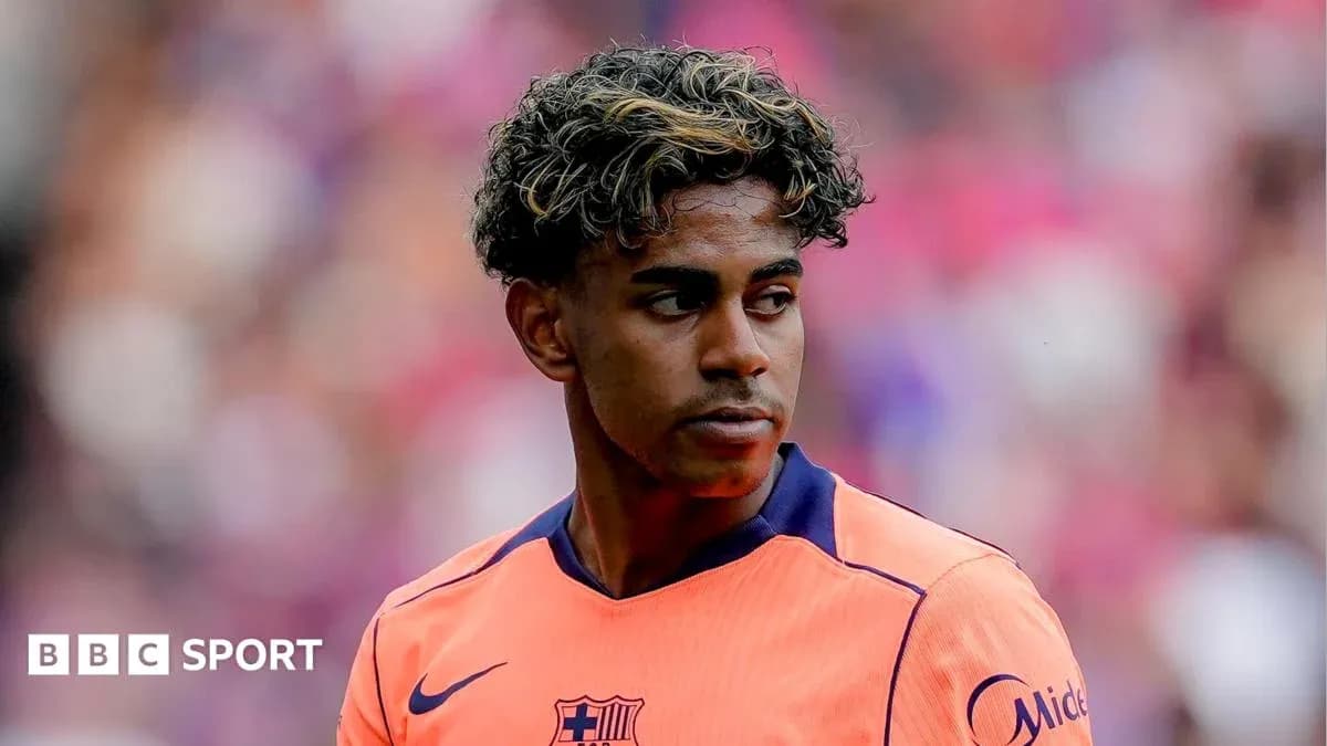 Jugador de Barcelona en uniforme naranja durante partido