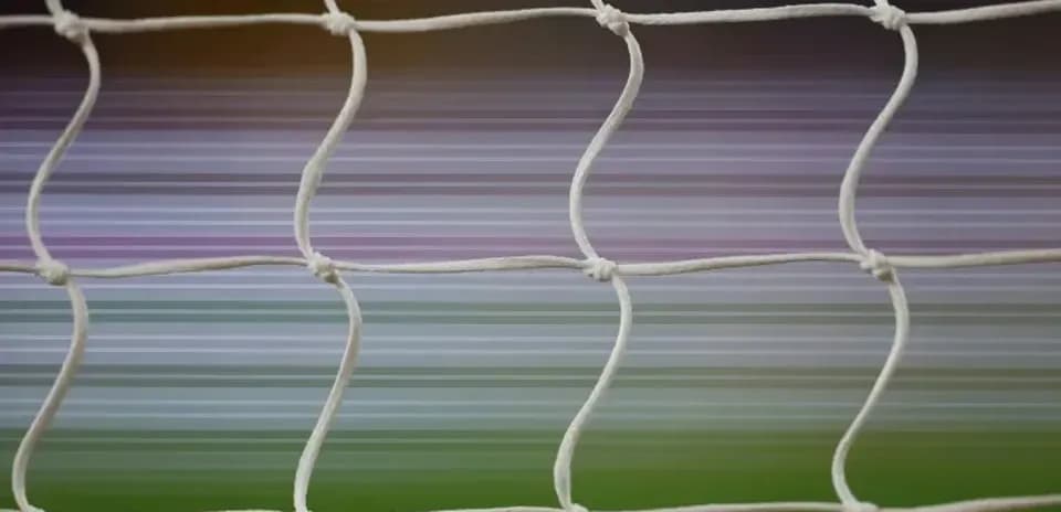 Red de gol de fútbol con fondo desenfocado