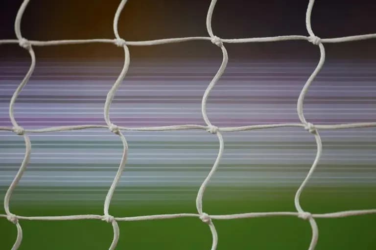 Red de gol de fútbol con fondo desenfocado