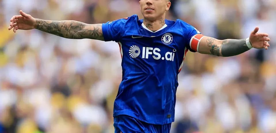 Jugador de Chelsea celebrando con brazos extendidos
