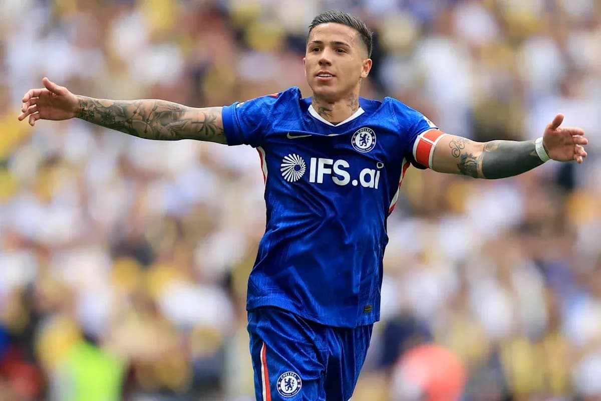 Jugador de Chelsea celebrando con brazos extendidos
