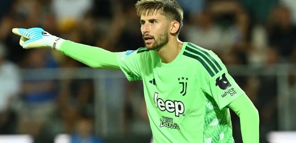 Portero de Juventus dirigiendo a su equipo en partido