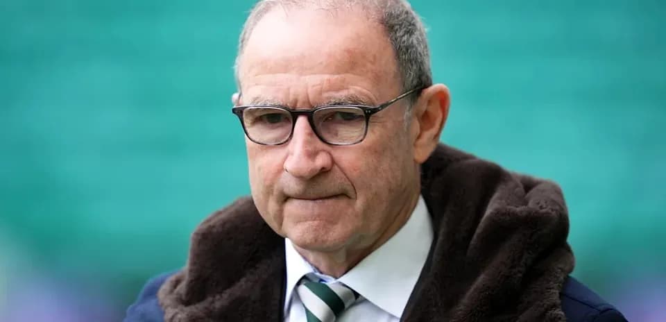 Hombre con gafas en un estadio de fútbol
