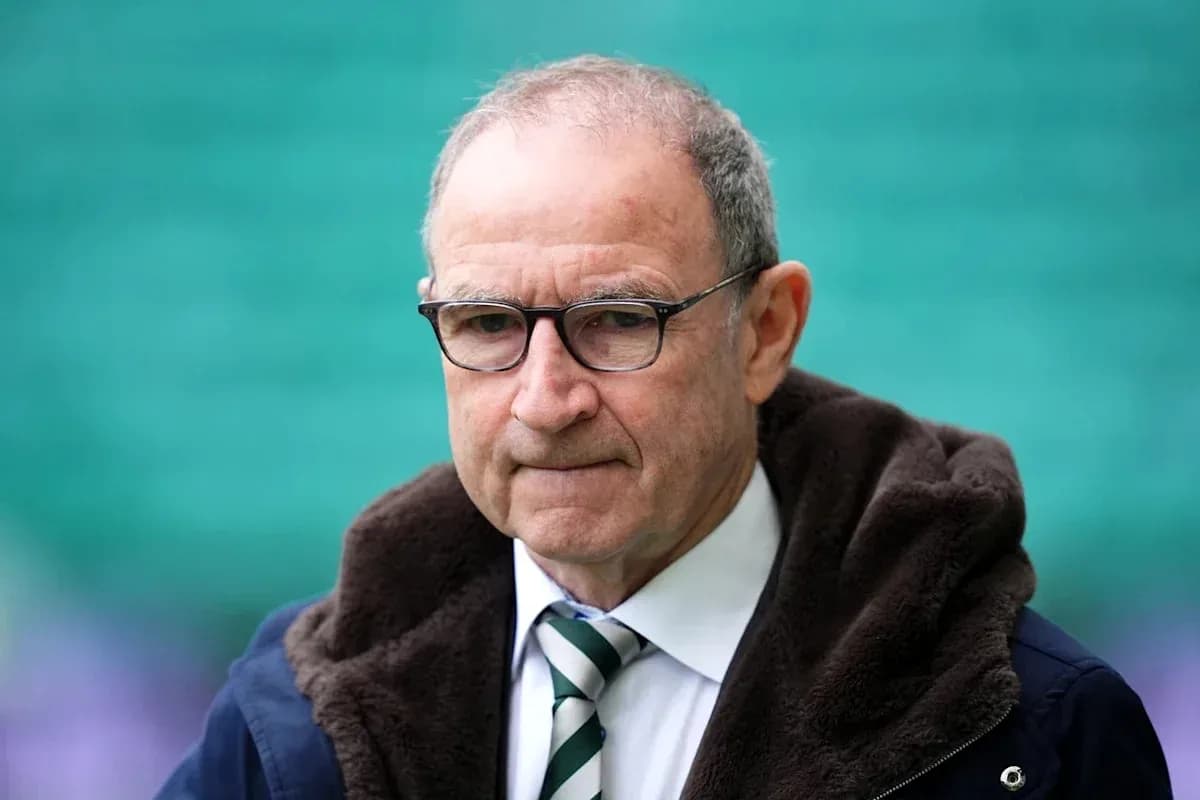 Hombre con gafas en un estadio de fútbol