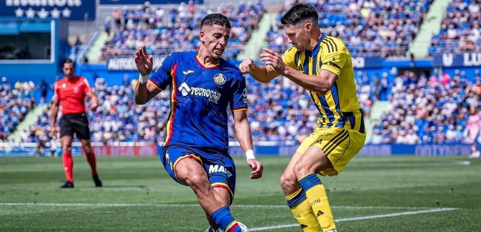Jugador de Getafe driblando a un oponente