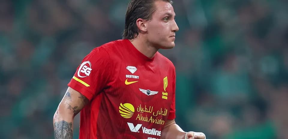 Jugador en uniforme rojo corriendo durante el partido
