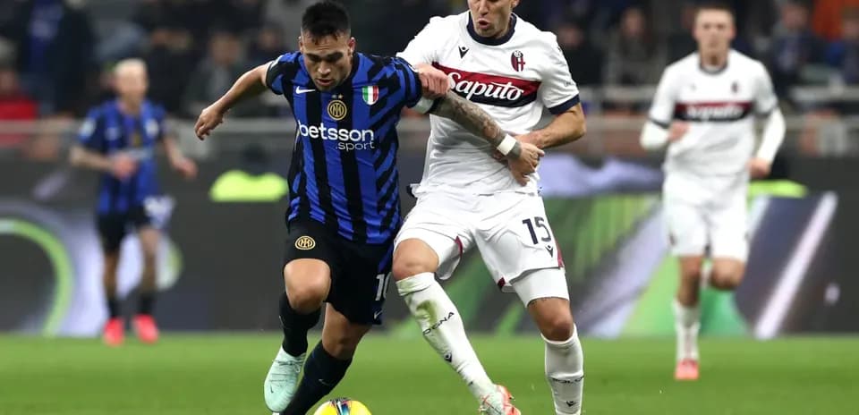 Lautaro Martínez luchando por el balón contra Bologna