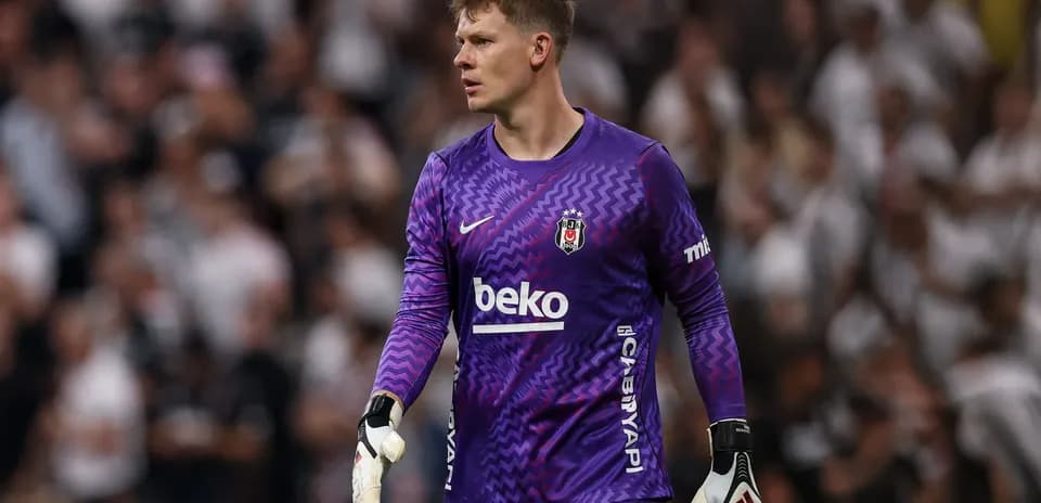 Portero de Besiktas en el campo durante el partido