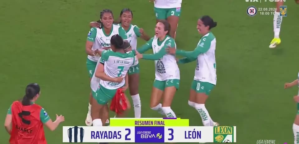 Jugadoras de León celebrando victoria en partido