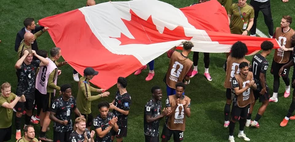 Jugadores de Canadá sosteniendo la bandera nacional