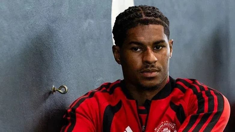 Jugador sentado en vestuario con uniforme de entrenamiento