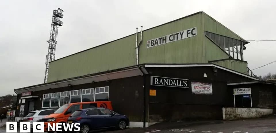 Estadio de Bath City FC con vehículos aparcados