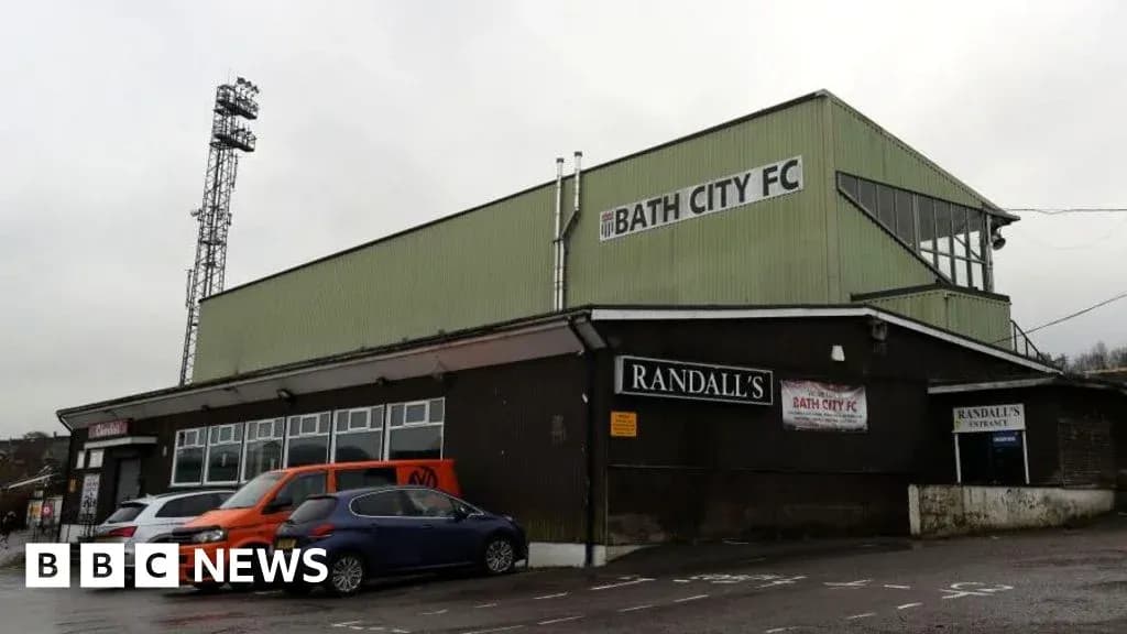 Estadio de Bath City FC con vehículos aparcados