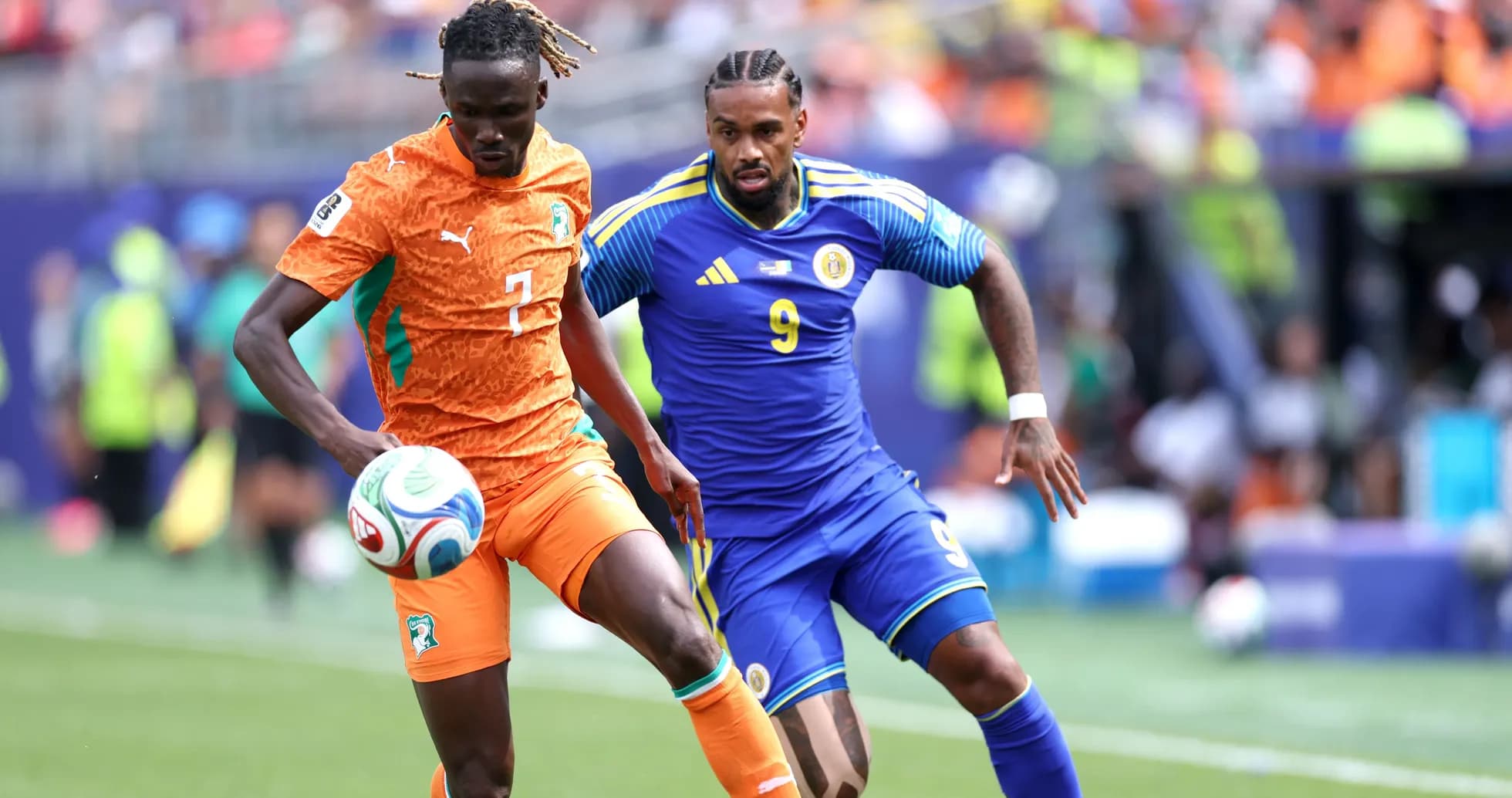 Jugador de Costa de Marfil driblando ante rival de Kazajistán