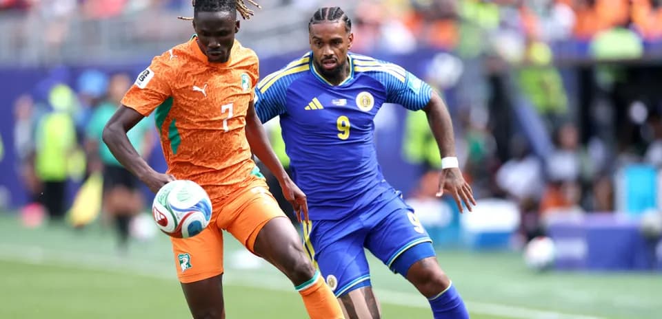 Jugador de Costa de Marfil driblando ante rival de Kazajistán
