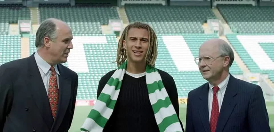 Presentación de jugador con bufanda del Celtic