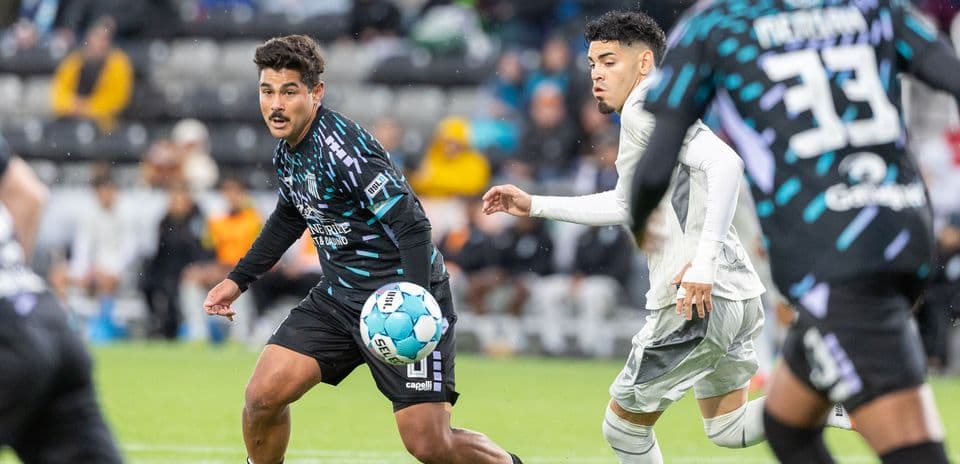 Jugador de Spokane Velocity con el balón