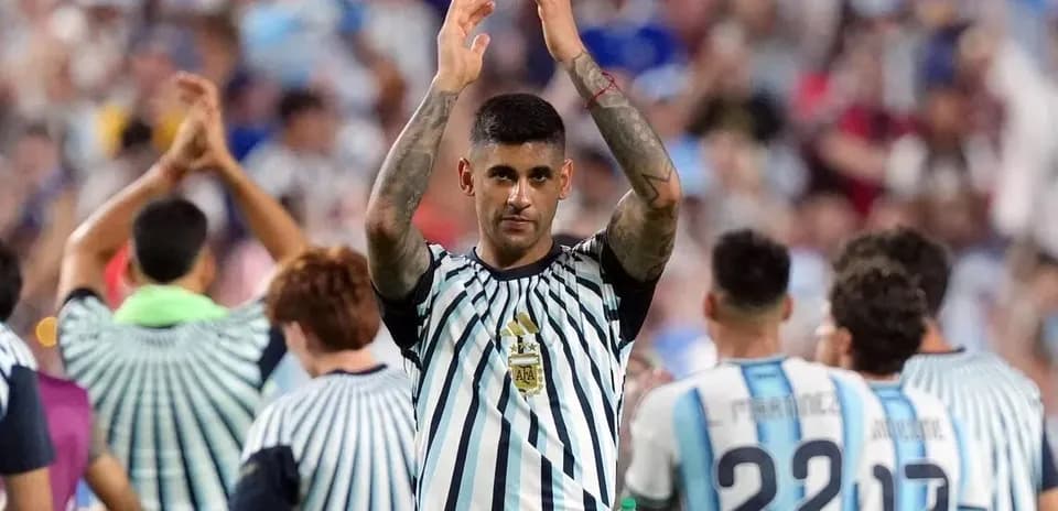 Jugador aplaudiendo tras el partido con compañeros